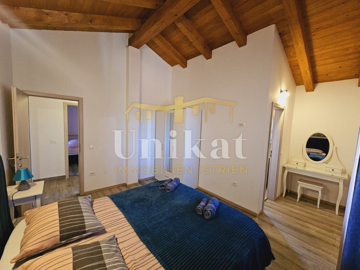 Tenuta con casa in pietra ristrutturata, giardino e piscina